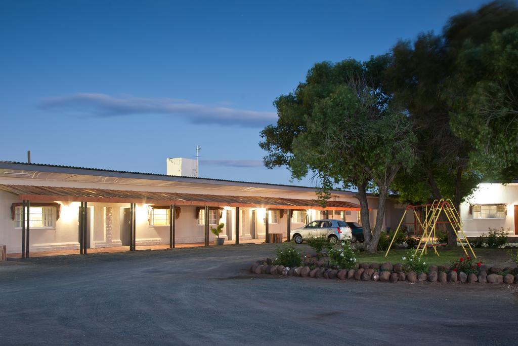 Wagon Wheel Country Lodge Beaufort West Exterior photo