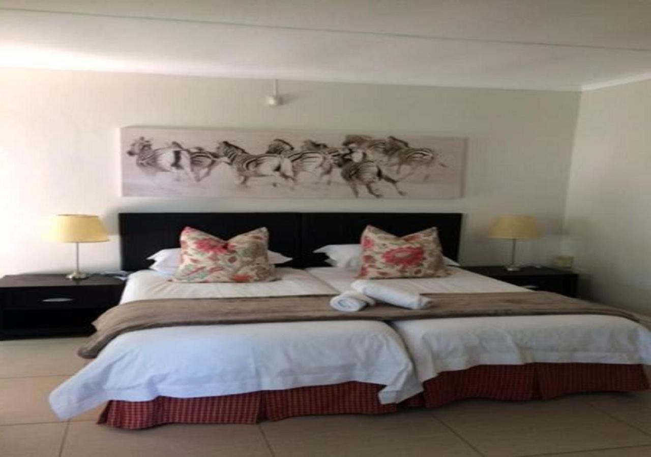 Wagon Wheel Country Lodge Beaufort West Exterior photo